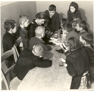 Children in Milíč House during the art course.
